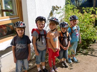 Neue Fahrradhelme fuer Kita Regenbogen