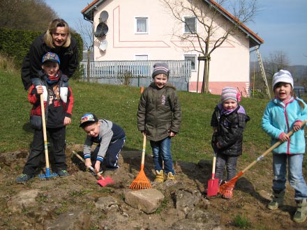 Gartengerte fr die Kinder der Kita Regenbogen