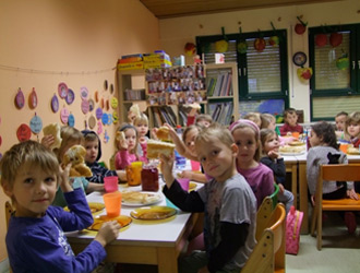 Die Kinder teilen und genieen ihr Martinsmnnchen