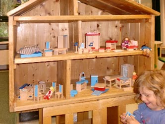 Neue Figuren und Möbel für das Puppenhaus