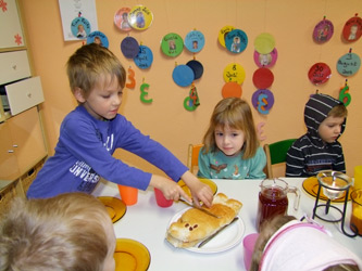 Die Kinder lernen am Martinstag zu teilen